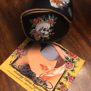 ED HARDY EYE GLASS CASE AND TOWELLETE UNISEX